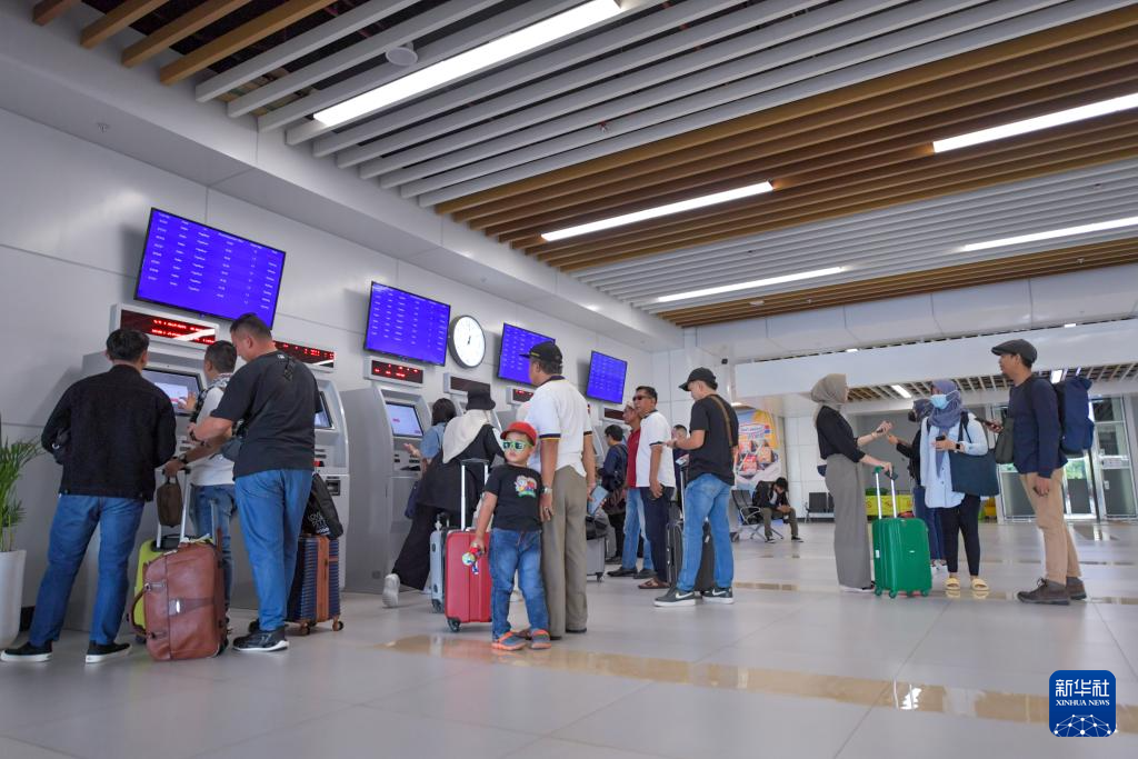 1月24日，在印度尼西亞雅加達哈利姆站，乘客使用自助取票機。新華社記者 徐欽 攝