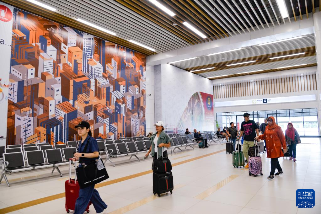 1月24日，在印度尼西亞雅加達哈利姆站，乘客在候車大廳內(nèi)行走。新華社記者 徐欽 攝