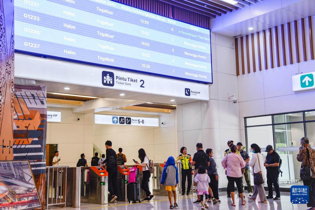 1月24日，在印度尼西亞雅加達哈利姆站候車大廳，乘客刷票前往站臺。新華社記者 徐欽 攝