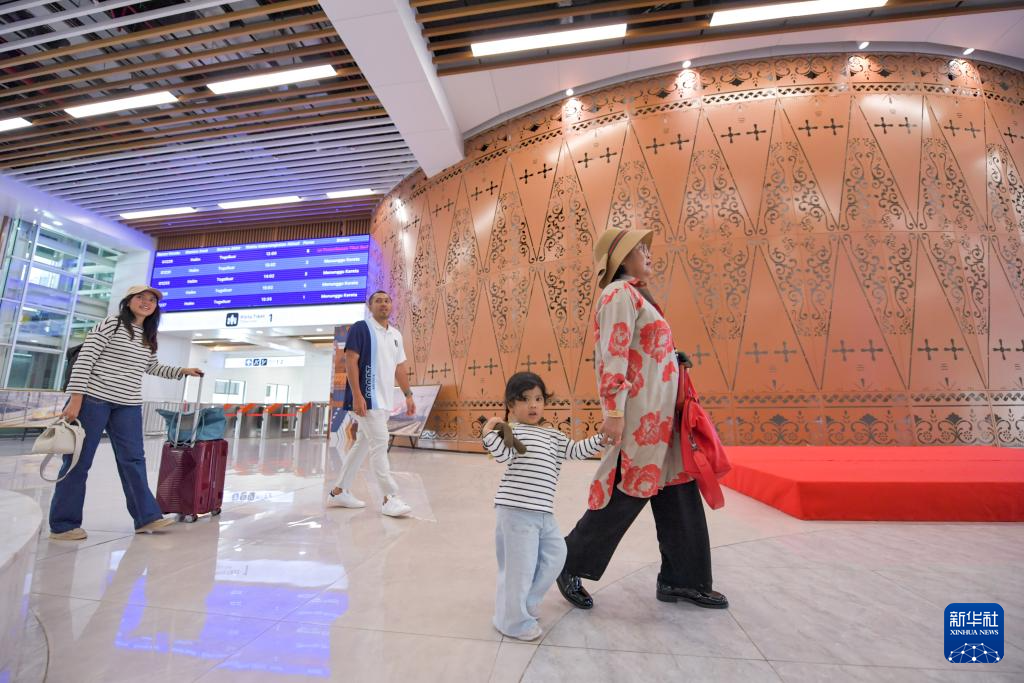 1月24日，在印度尼西亞雅加達哈利姆站，乘客在候車大廳內(nèi)行走。新華社記者 徐欽 攝