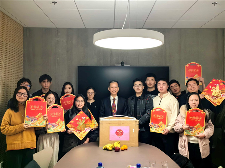 中國(guó)駐瑞典大使崔愛(ài)民看望慰問(wèn)瑞典隆德大學(xué)中國(guó)留學(xué)生。中國(guó)駐瑞典大使館供圖