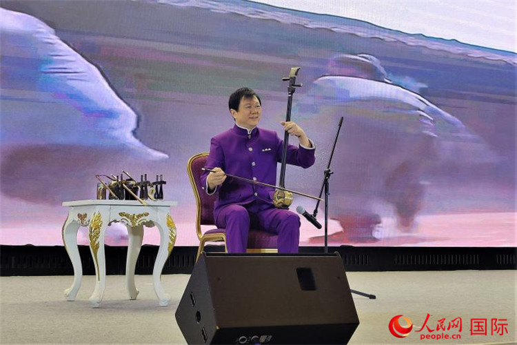 二胡演奏家、國家一級演員王之輝演奏《新春樂》。人民網(wǎng)記者 于宏建攝