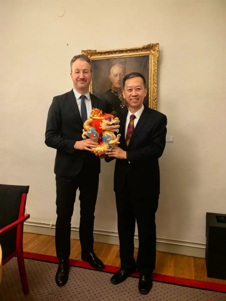 中國駐瑞典大使崔愛民（右）會見瑞典外交部外貿(mào)總司長嚴波（左）。中國駐瑞典大使館供圖