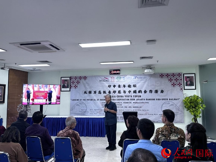 韓高路為與會嘉賓放映中印尼元首為雅萬高鐵正式開通運營揭幕的場景。人民網(wǎng)記者 曹師韻攝