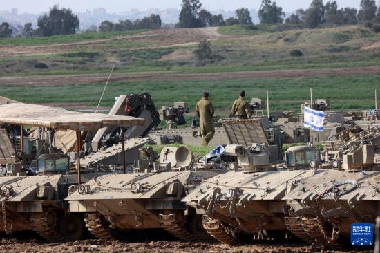 這是1月24日拍攝的加沙邊境以色列一側(cè)的以軍部隊。新華社發(fā)（吉爾·科恩·馬根攝）