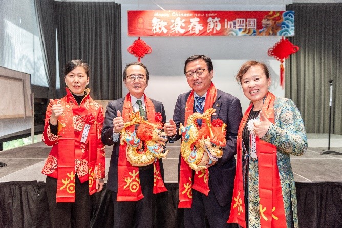 向池田知事、大西市長(zhǎng)贈(zèng)送“歡樂春節(jié)“吉祥龍。從左到右為魏有美副總領(lǐng)事、池田豊人知事、大西秀人市長(zhǎng)、馬曉琛主任。中國駐大阪旅游辦事處供圖