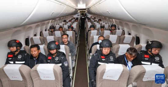 1月30日，白所成、白應蒼、魏懷仁、劉正祥、劉正茂、徐老發(fā)等10名緬北重大犯罪嫌疑人在被押解回國的飛機上。新華社記者 殷剛 攝