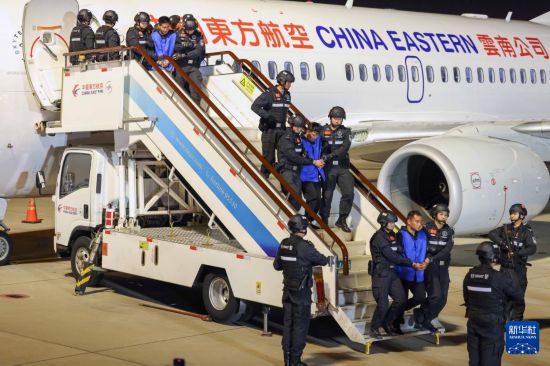 1月30日，在云南昆明長水機場，白所成、白應蒼、魏懷仁、劉正祥、劉正茂、徐老發(fā)等10名緬北重大犯罪嫌疑人被我公安機關成功押解回國。新華社記者 殷剛 攝