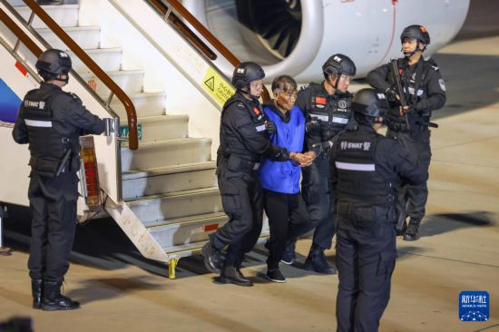 1月30日，在云南昆明長水機場，緬北重大犯罪嫌疑人白所成被我公安機關成功押解回國。新華社記者 殷剛 攝