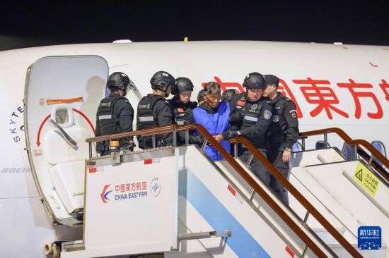 1月30日，在云南昆明長水機場，緬北重大犯罪嫌疑人白所成被我公安機關成功押解回國。新華社記者 殷剛 攝