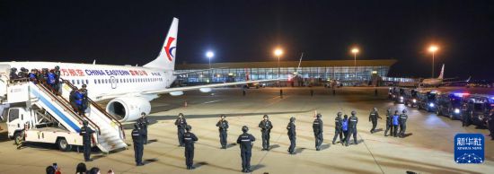 1月30日，在云南昆明長水機場，白所成、白應蒼、魏懷仁、劉正祥、劉正茂、徐老發(fā)等10名緬北重大犯罪嫌疑人被我公安機關成功押解回國。新華社記者 殷剛 攝