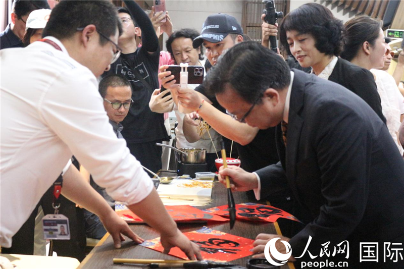 中國(guó)駐菲律賓大使黃溪連出席活動(dòng)并與留菲學(xué)子共迎新春。人民網(wǎng)記者樊帆 攝