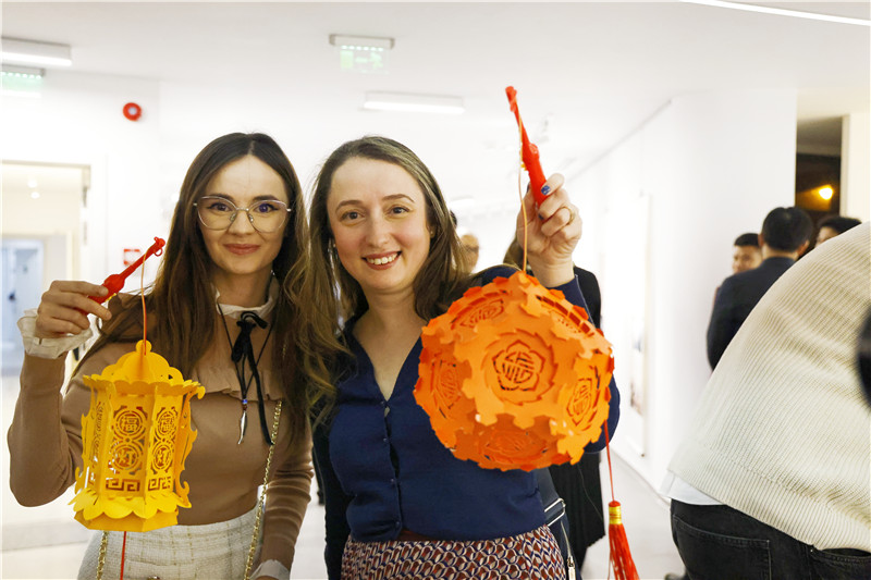 羅馬尼亞觀眾對(duì)泉州花燈愛不釋手。 布加勒斯特中國(guó)文化中心供圖