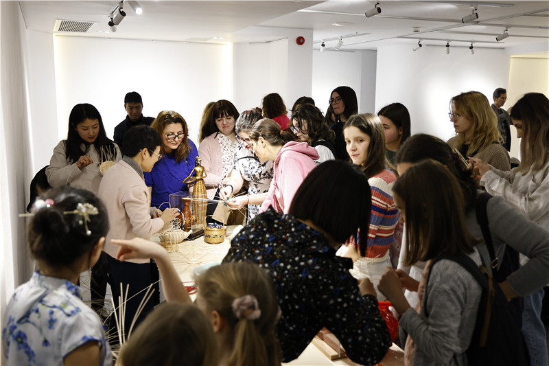 羅馬尼亞觀眾體驗(yàn)安溪竹藤編技藝。 布加勒斯特中國(guó)文化中心供圖