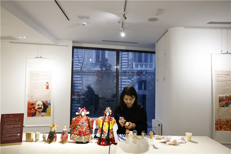 中國(guó)泉州的非遺大師制作江加走木偶頭雕刻。 布加勒斯特中國(guó)文化中心供圖_副本