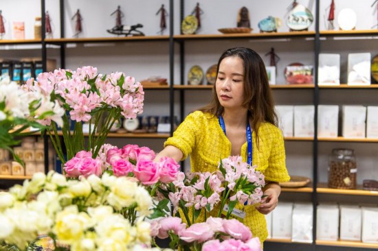 2023年7月1日，在位于湖南省長沙市的湖南高橋大市場，中非經(jīng)貿(mào)博覽會常設展館展區(qū)肯尼亞館工作人員在整理產(chǎn)自非洲的鮮花。新華社記者 陳思汗 攝