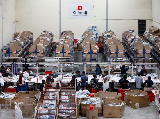 2023年11月11日，在肯尼亞姆洛隆戈，Kilimall員工在倉庫內(nèi)工作。新華社記者 李亞輝 攝