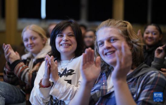 1月30日，在美國華盛頓州塔科馬市林肯中學(xué)，將于3月啟程赴華交流的林肯中學(xué)12年級學(xué)生蒙特塞拉特·羅梅羅-羅查（中）參加美國中學(xué)生赴華交流歡送儀式。新華社記者 吳曉凌 攝