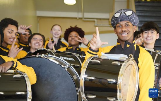 1月30日，在美國華盛頓州塔科馬市林肯中學(xué)，學(xué)校鼓樂隊(duì)準(zhǔn)備在美國中學(xué)生赴華交流歡送儀式上表演。新華社記者 吳曉凌 攝