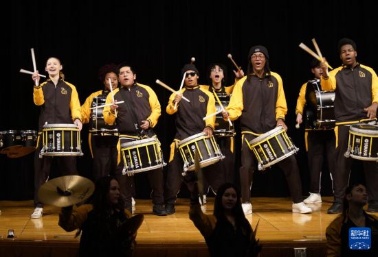 1月30日，在美國華盛頓州塔科馬市林肯中學(xué)，學(xué)校鼓樂隊(duì)在美國中學(xué)生赴華交流歡送儀式上表演。新華社記者 吳曉凌 攝