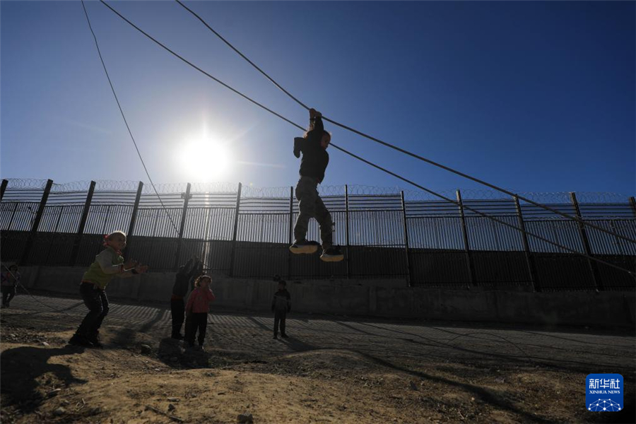 1月31日，在加沙地帶南部城市拉法同埃及邊境地區(qū)，巴勒斯坦兒童在玩耍。新華社發(fā)（亞西爾·庫迪攝）