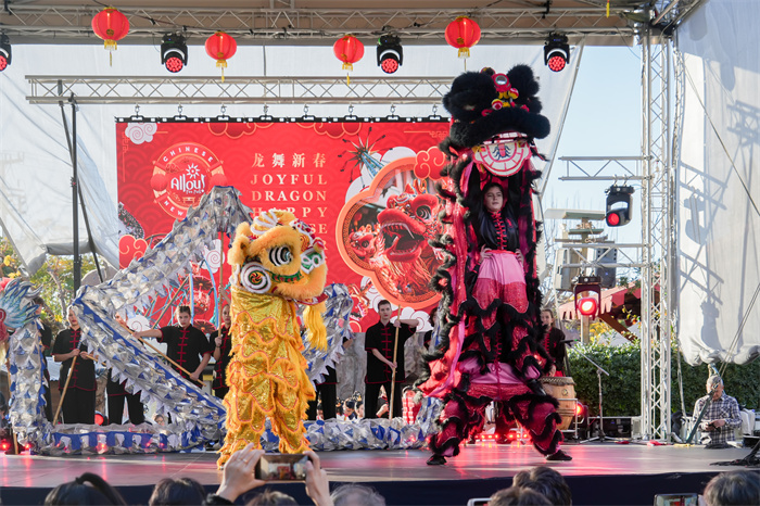 中國(guó)駐希臘大使館大使肖軍正與希方嘉賓為舞龍點(diǎn)睛。     希臘小朋友進(jìn)行舞龍舞獅表演。《中希時(shí)報(bào)》供圖