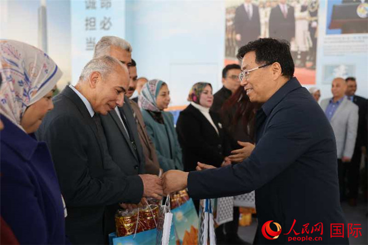 中建埃及分公司董事長常偉才為埃及師生發(fā)放新年禮包。人民網(wǎng)記者 黃培昭攝