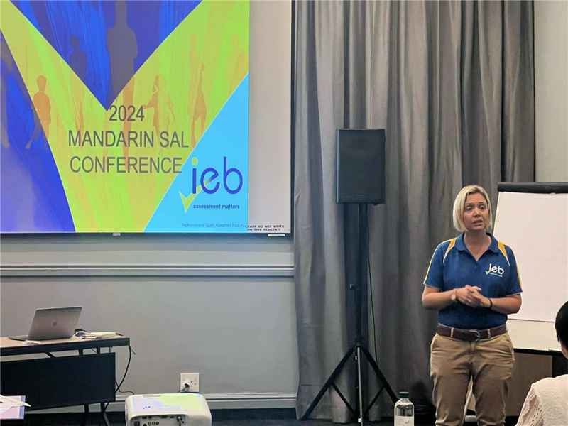 羅賓·莫瓦特女士對(duì)2023年“南非漢語高考”情況進(jìn)行數(shù)據(jù)分析總結(jié)。（圖片來源：南非中國文化和國際教育交流中心孔子課堂）