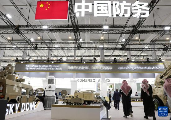 2月5日，在沙特阿拉伯利雅得，人們?cè)谥袊?guó)展區(qū)參觀。新華社記者 王東震 攝