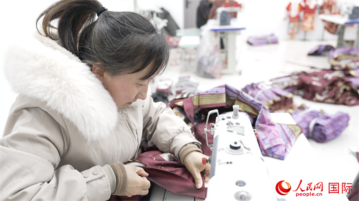 1月24日，在山東省菏澤市曹縣大集鎮(zhèn)云牧服飾有限公司，高燕正在縫制馬面裙。 人民網(wǎng)記者 袁蒙攝