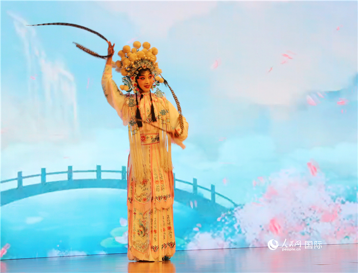 四川省成都市川劇研究院帶來(lái)了精彩的川劇演出。人民網(wǎng)記者 李志偉攝