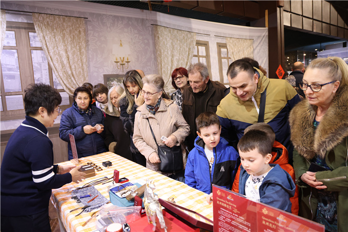 2024年“歡樂春節(jié)”《閩南風(fēng)情》文藝演出和泉州非物質(zhì)文化遺產(chǎn)展演2月6日在塞爾維亞斯梅代雷沃文化中心舉行。圖為當(dāng)?shù)孛癖婓w驗中國非遺手工藝。 貝爾格萊德中國文化中心供圖