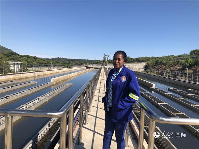 總經(jīng)理琳達(dá)在向記者介紹情況。人民網(wǎng)記者 黃培昭攝.