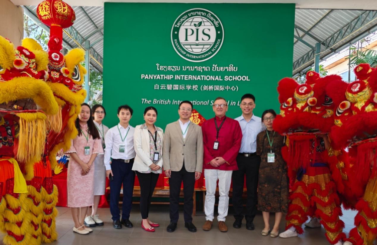 駐老撾使館臨時代辦王暢與白云碧國際學校校方、參會志愿者教師合影?；顒又鬓k方供圖