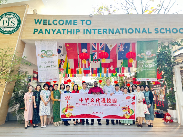 駐老撾使館政治處主任杜長青與白云碧國際學校校方、參會志愿者教師合影。活動主辦方供圖