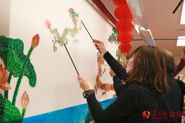 皮影戲表演。人民網(wǎng) 許可攝