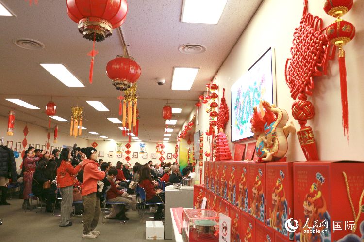 現(xiàn)場洋溢著濃郁的新春氛圍。人民網(wǎng) 許可攝