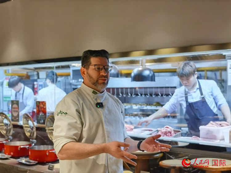 巴西主廚路易斯。人民網(wǎng)記者 魯揚攝