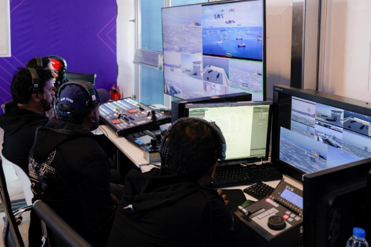 工作人員在監(jiān)控比賽。主辦方供圖