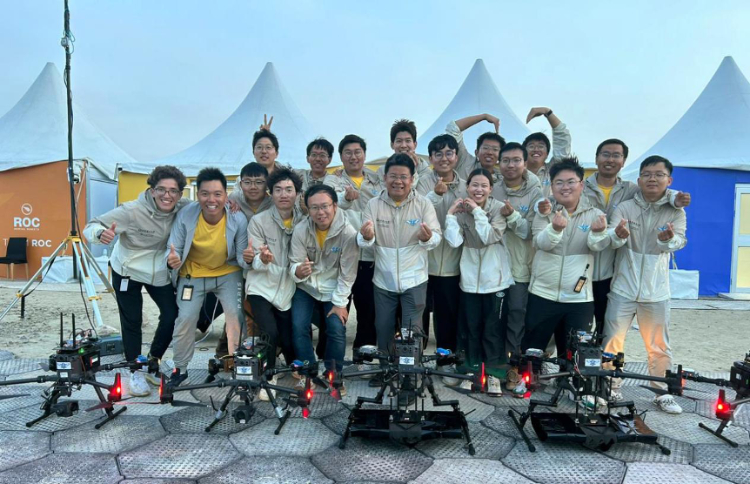 飛鷹隊部分隊員在賽后合影。北京理工大學供圖