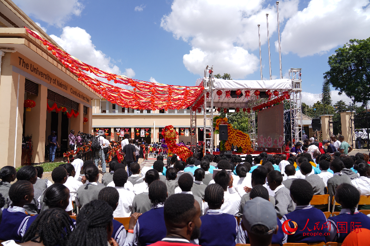 師生在觀看舞獅表演。人民網(wǎng)記者 黃煒鑫攝