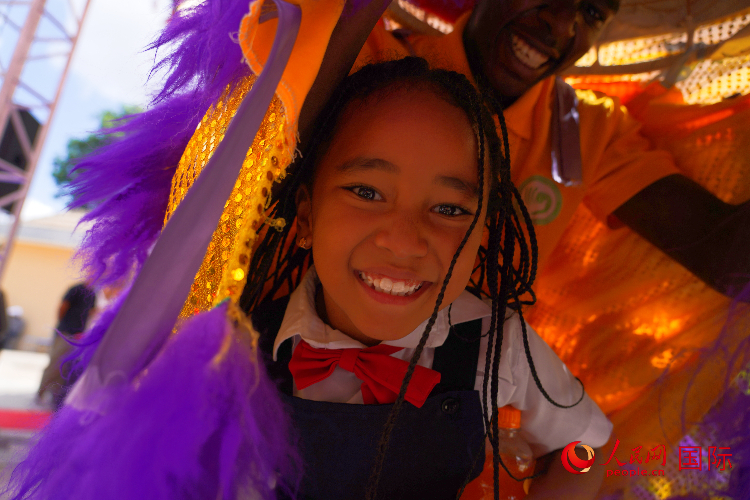 一名小朋友在與舞獅表演者互動(dòng)。人民網(wǎng)記者 黃煒鑫攝