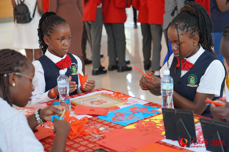 學(xué)生在體驗(yàn)剪窗花。人民網(wǎng)記者 黃煒鑫攝