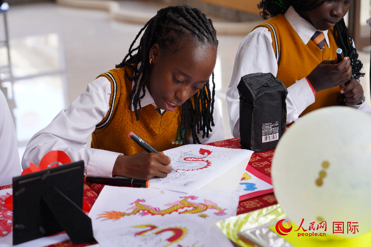 學(xué)生在畫龍。人民網(wǎng)記者 黃煒鑫攝