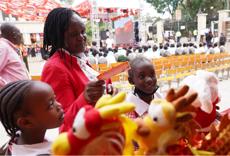 師生在逛春節(jié)集市。人民網(wǎng)記者 黃煒鑫攝