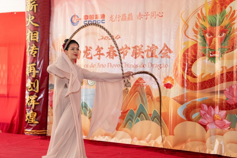 巴西藝術(shù)家表演中國舞。里約天主教大學(xué)孔子學(xué)院供圖