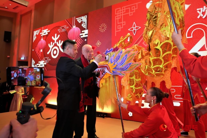 張漢暉（左）、施威特科（右）共同為彩龍點睛。于子恒攝