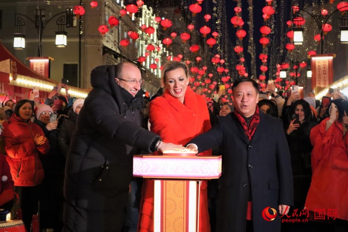 張漢暉、扎哈羅娃、科茲洛夫（從右至左）共同按下活動啟動按鈕。于子恒攝