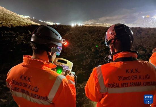 2月13日，救援人員在土耳其東部埃爾津詹省伊利奇區(qū)礦難現(xiàn)場工作。新華社發(fā)（穆斯塔法·卡亞攝）