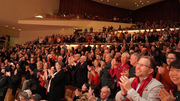 中德觀眾觀看中央民族樂團“”天地永樂·中國節(jié)“”音樂會。中國駐德國大使館供圖